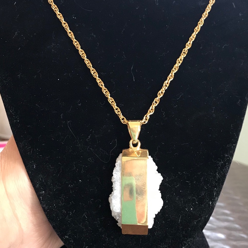 Kinsley Armelle  34 in raw quartz necklace
